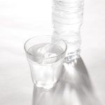 水分不足になる原因と効果的な水分補給の方法
